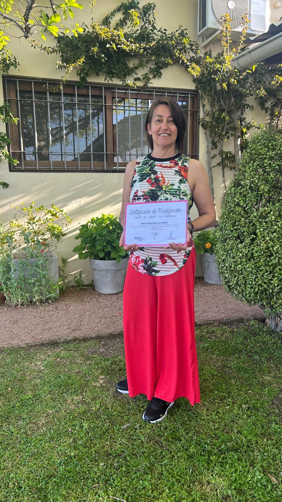 Alejandra Luz con su certificado