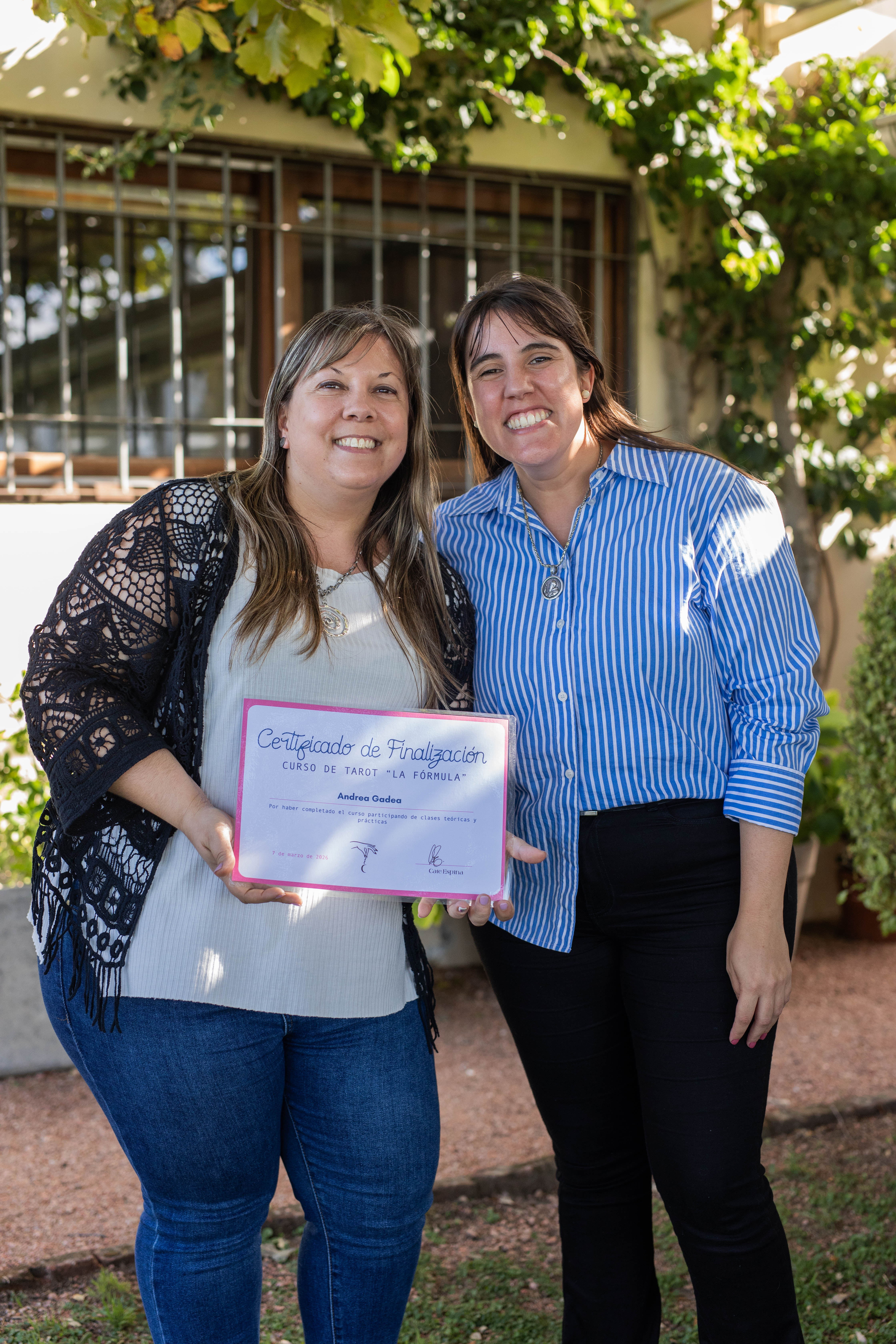 Andrea Gadea con su certificado