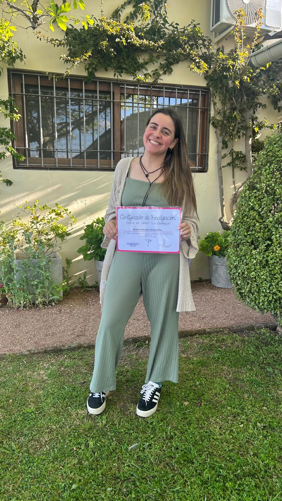 Ariadna Romina Llorca Silva con su certificado