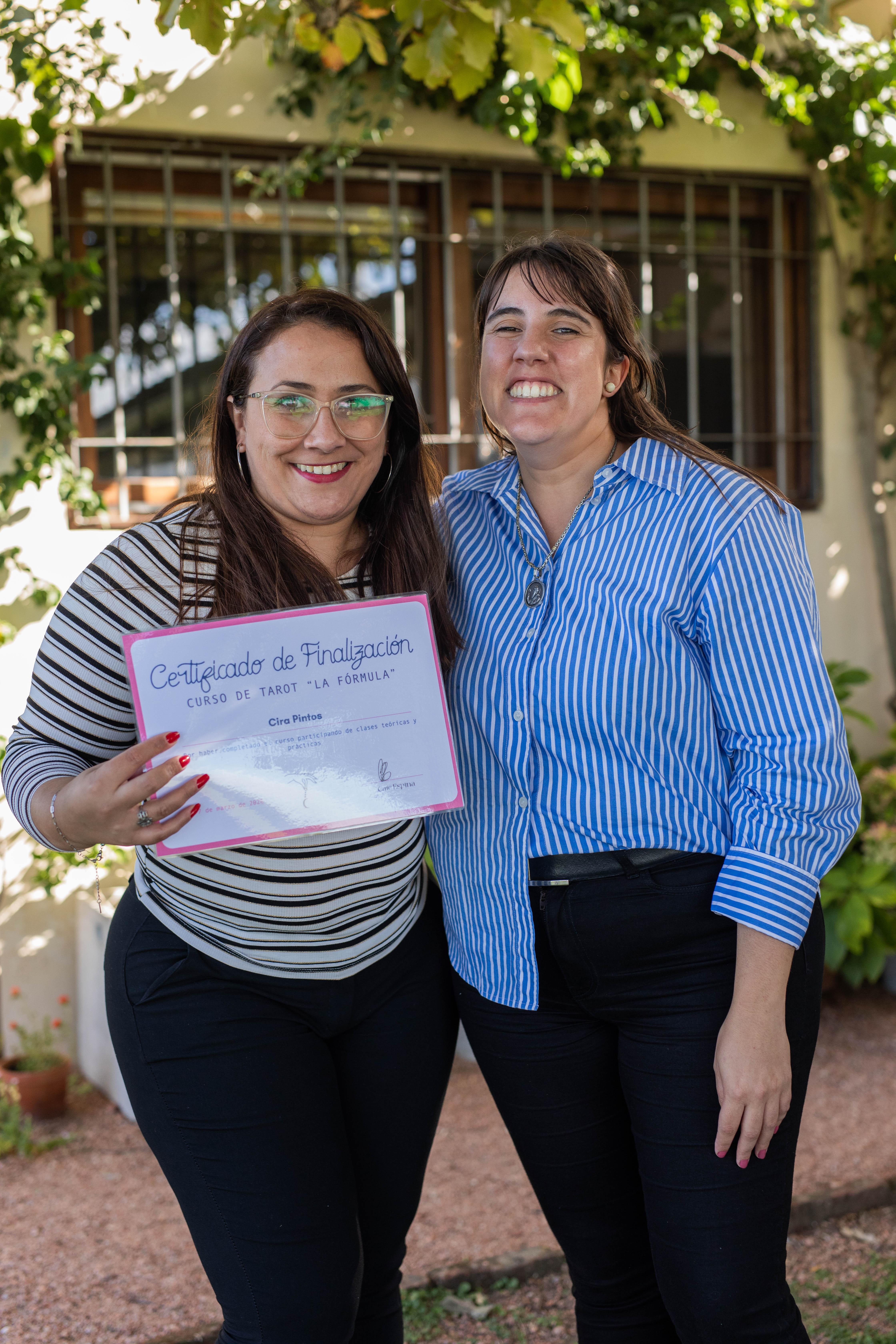 Cira Pintos con su certificado