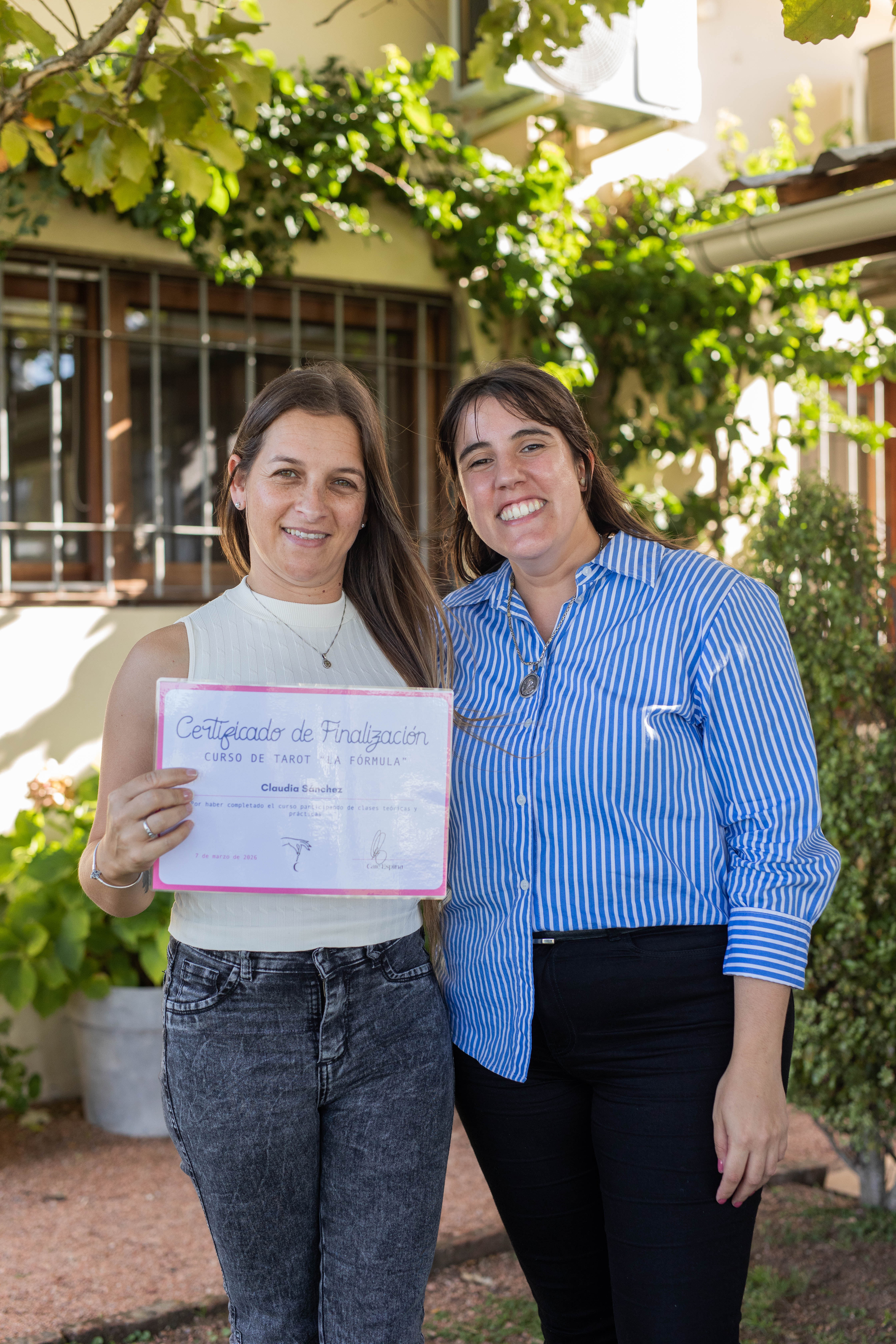 Claudia Sánchez con su certificado