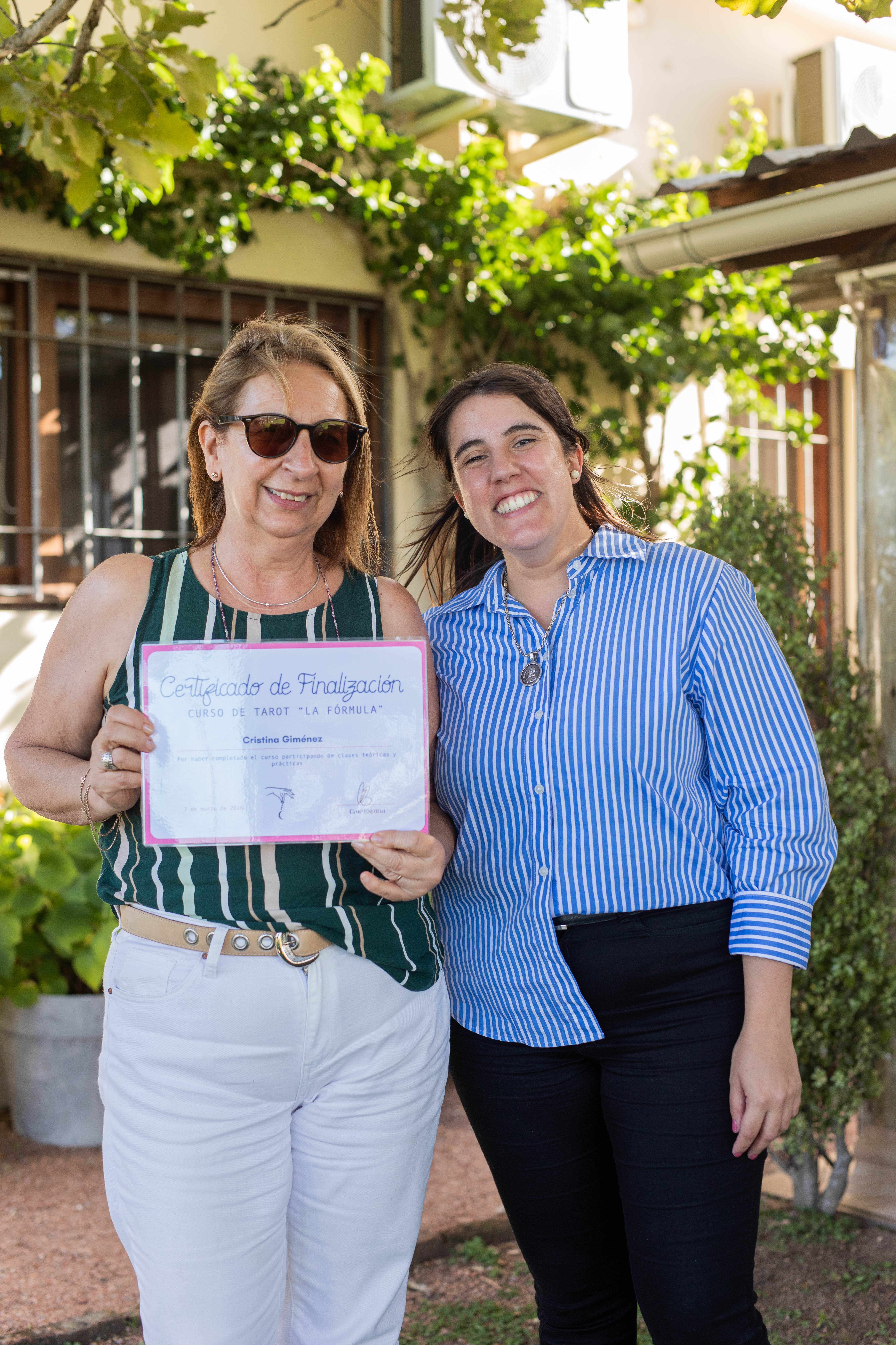 Cristina Giménez con su certificado