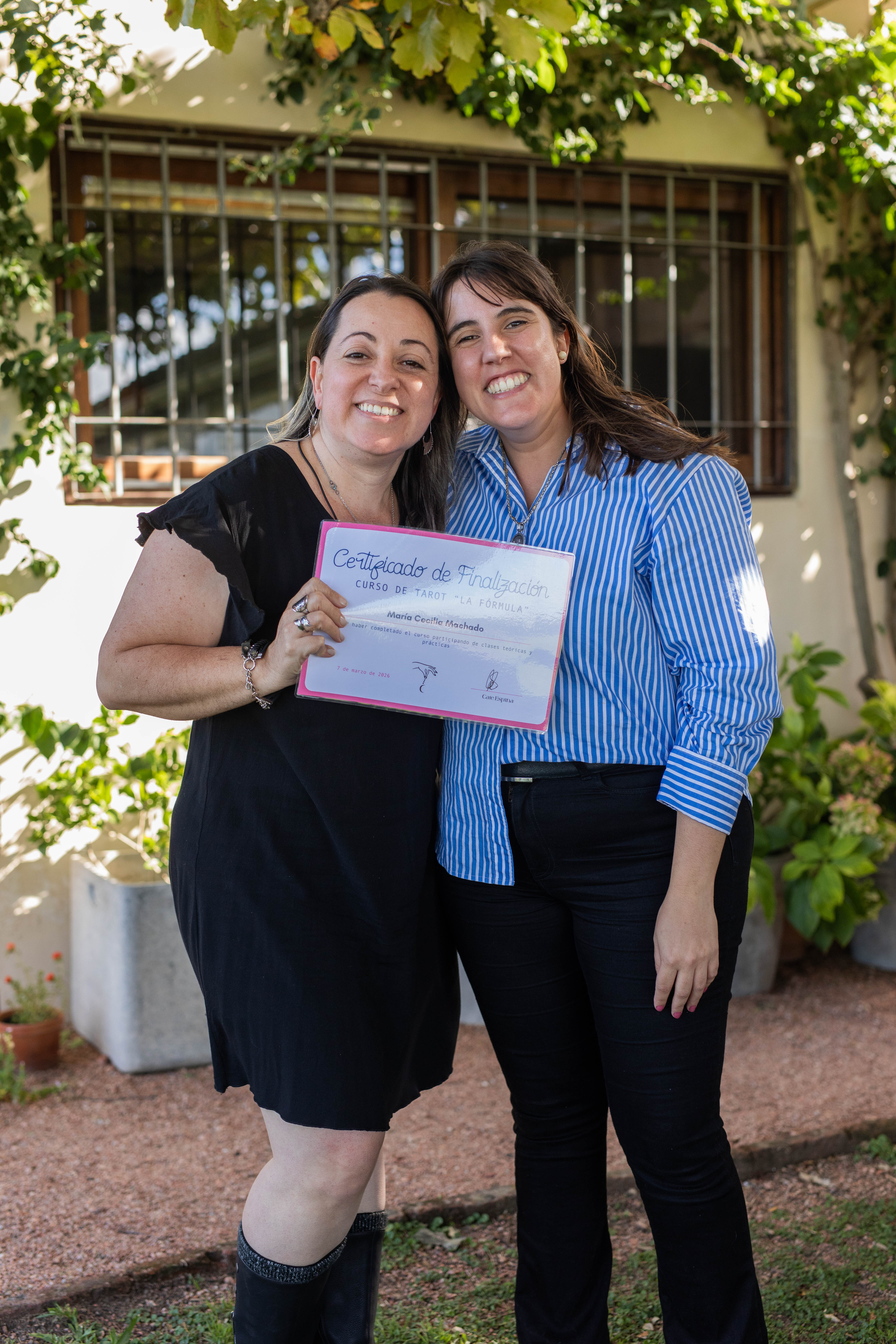 María Cecilia Machado con su certificado