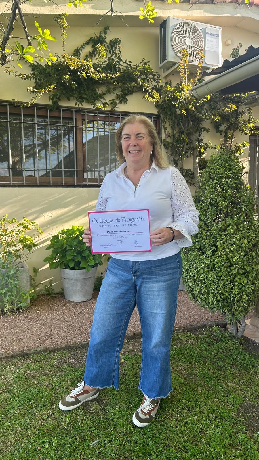 María Rosa Simoes con su certificado