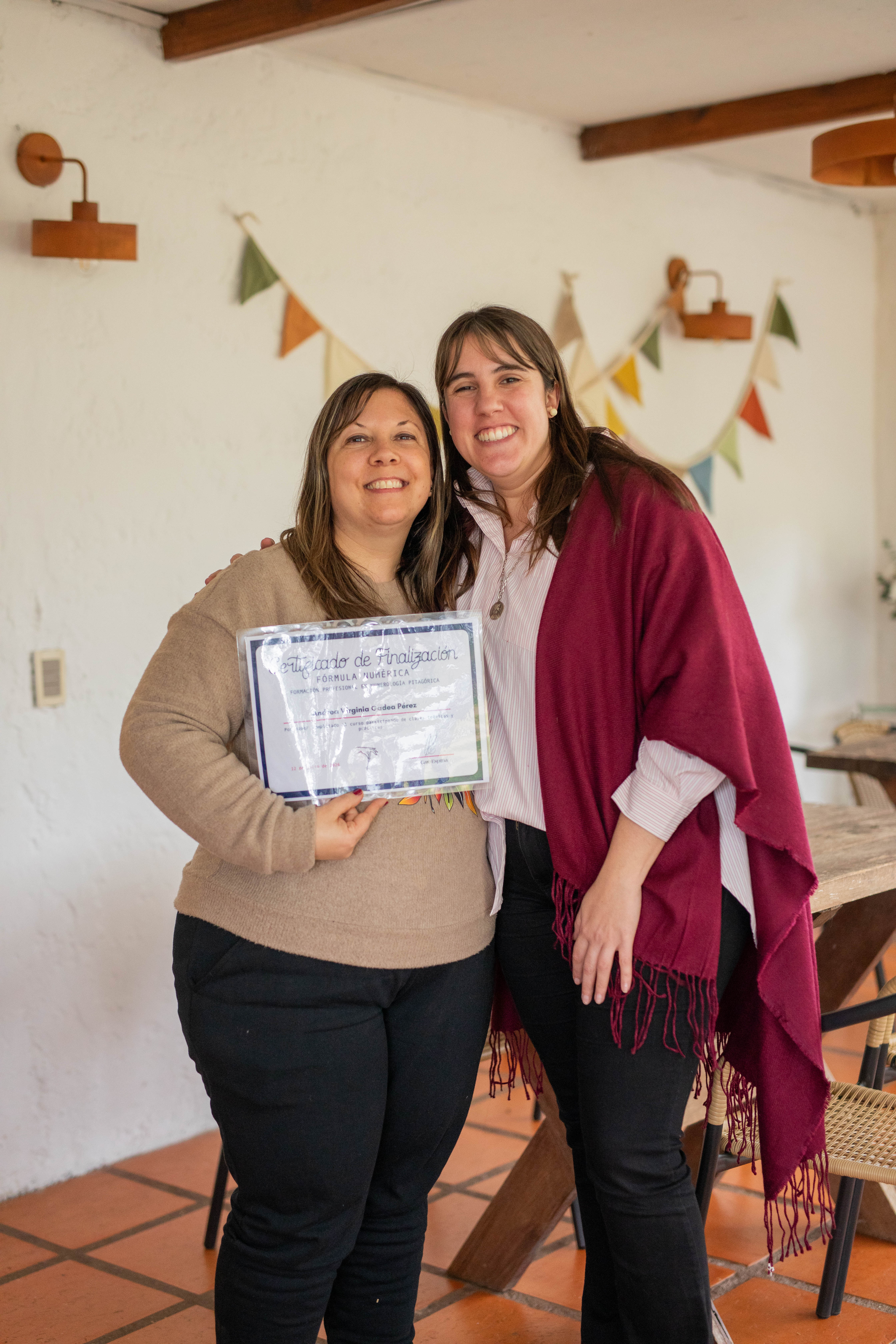 Andrea Gadea con su certificado