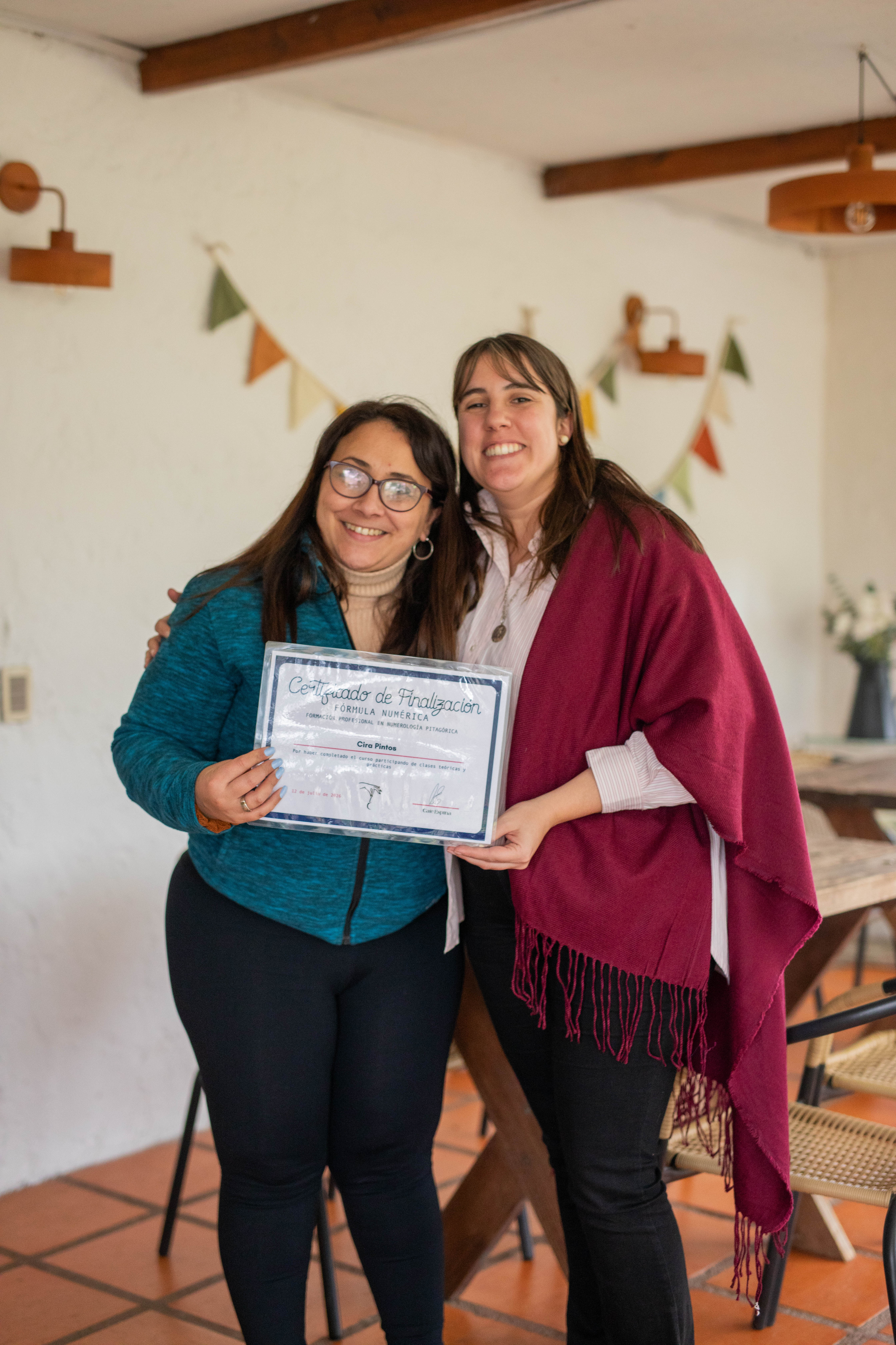 Cira Pintos con su certificado