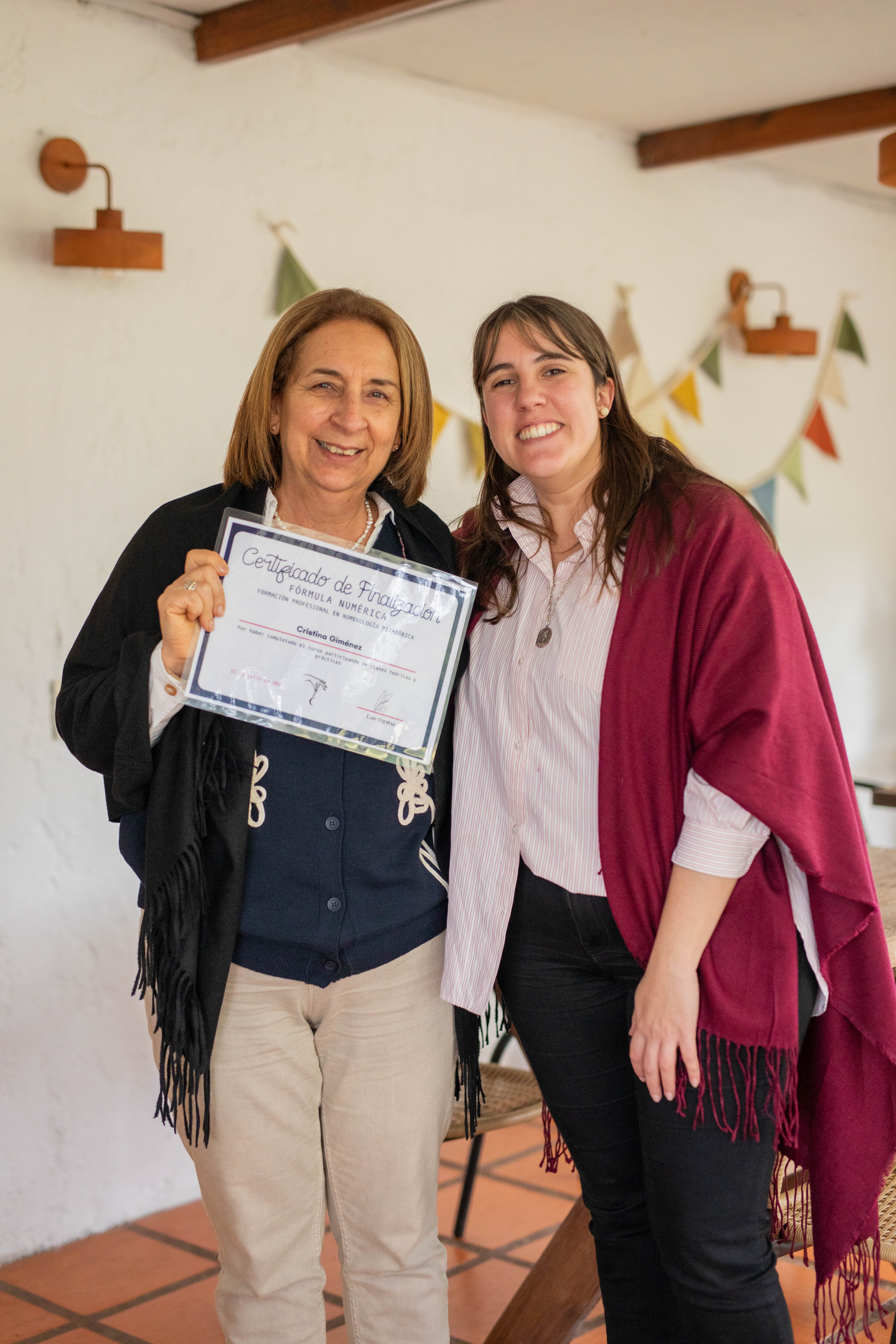 Cristina Giménez con su certificado