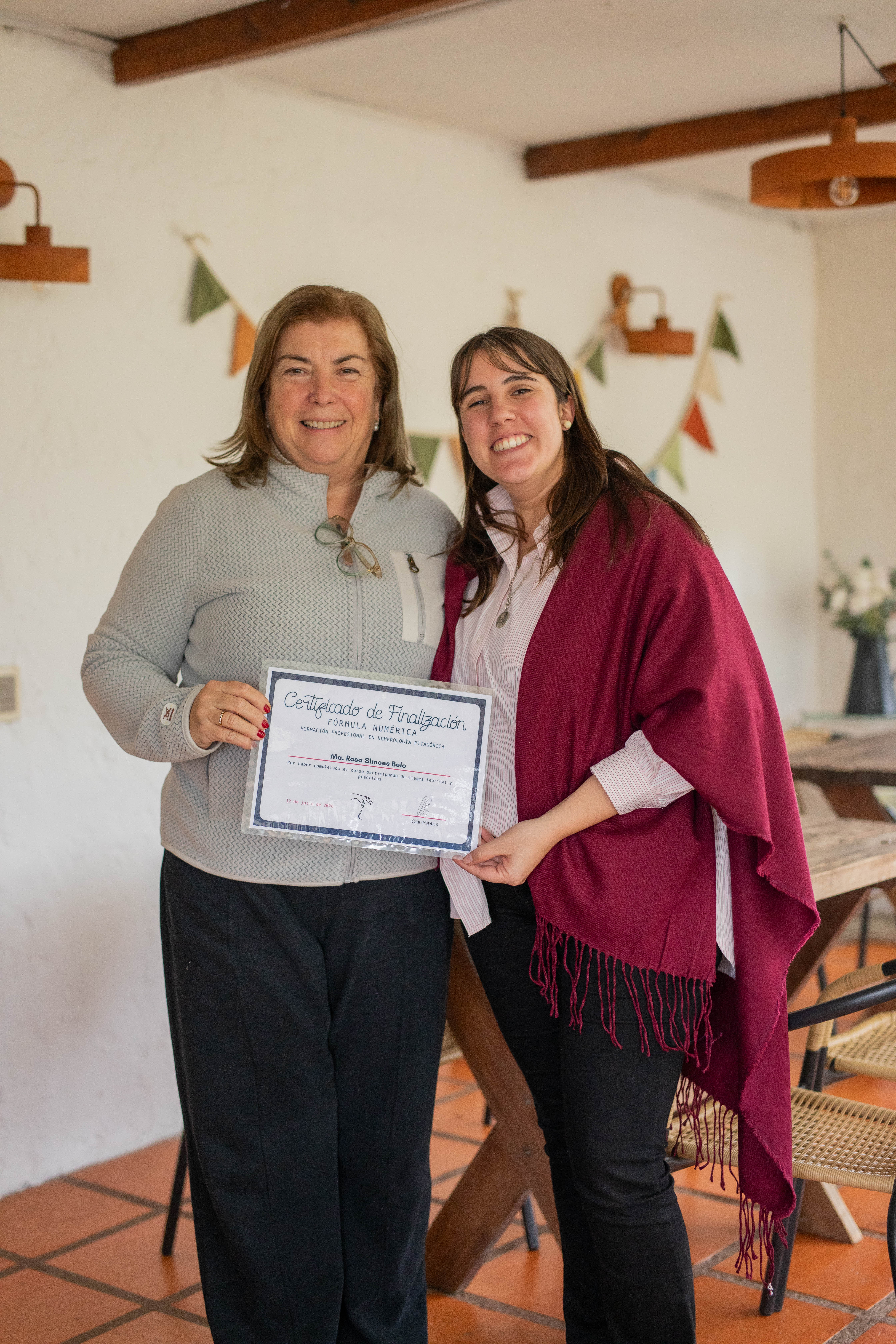 María Rosa Simoes con su certificado
